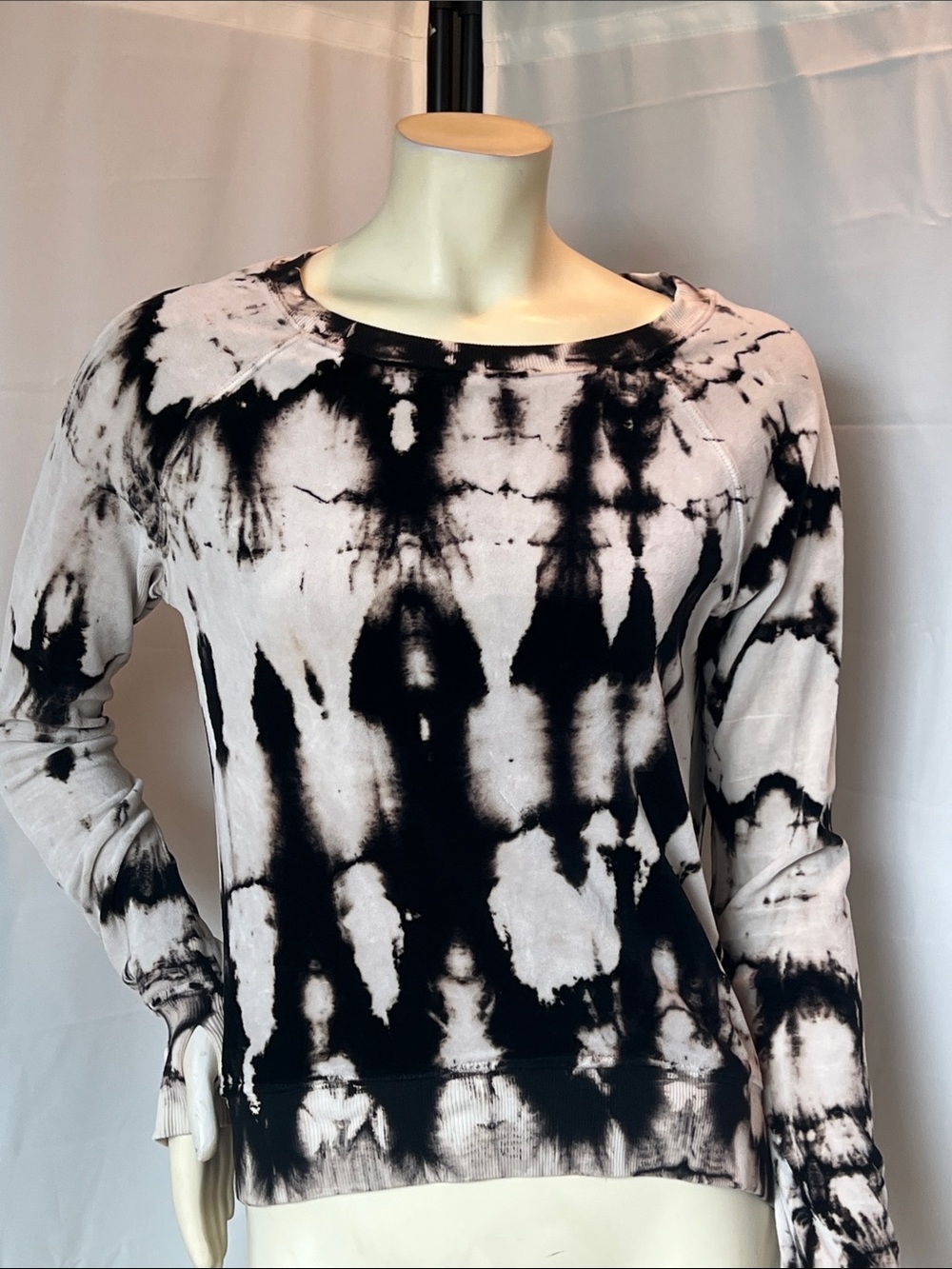 Pam & Gela Black and White Tie-Dye Crewneck high-low Velour Sweatshirt
